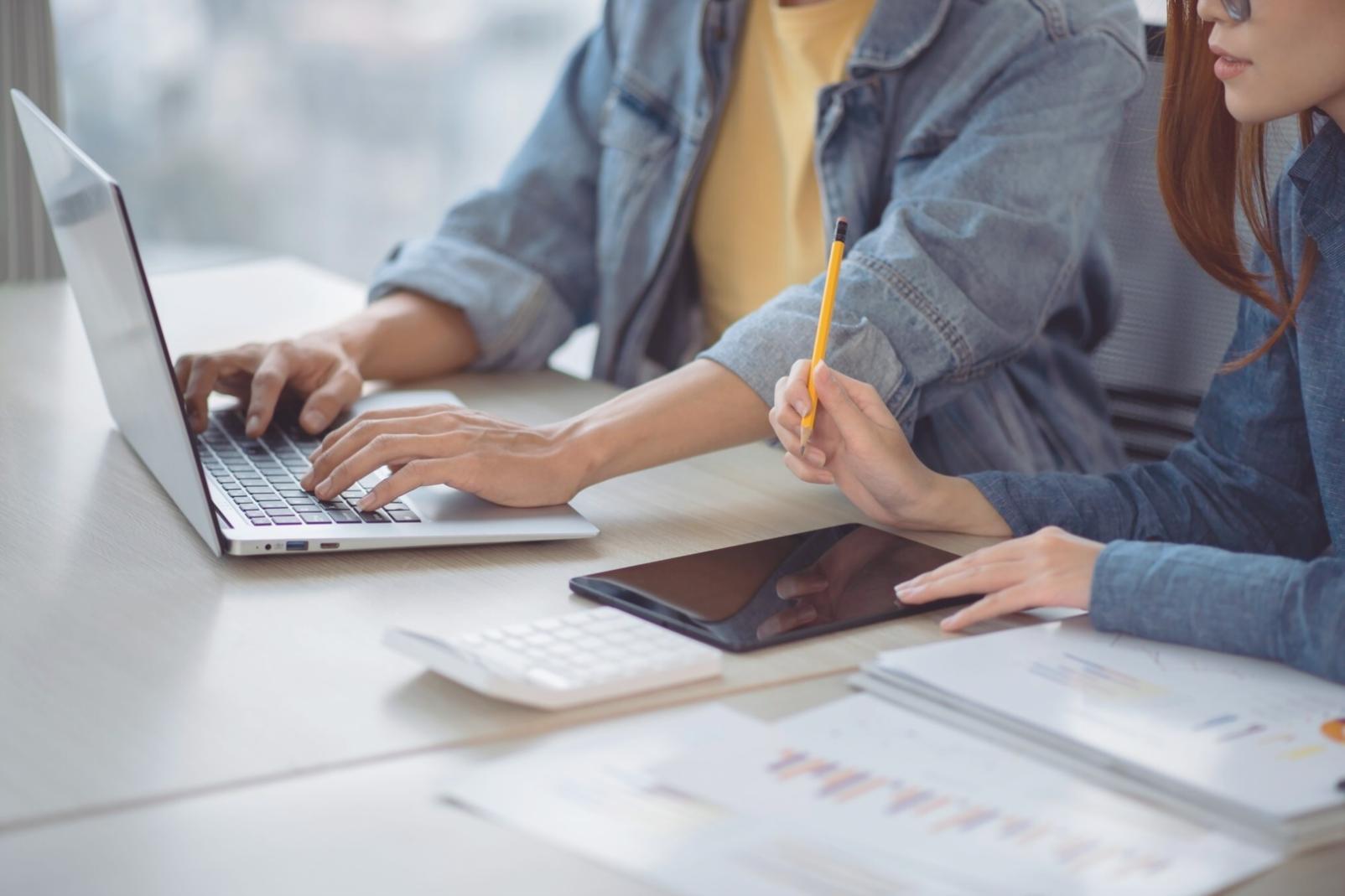 Sesiune de coaching financiar în biroul qorevalynix